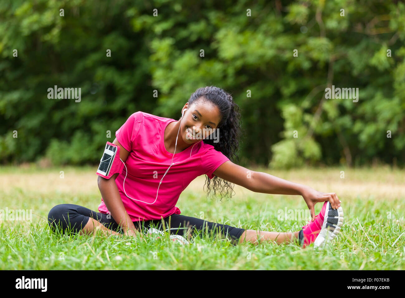 Afroamerikanische Frau Jogger stretching - Fitness, Menschen und gesunde Lebensweise Stockfoto