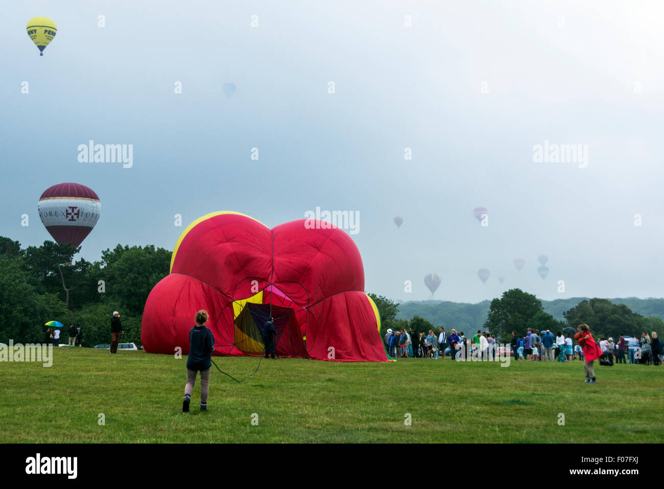 Durdam Down, Bristol, UK Sonntag, 9. August 2015 im 37. jährliche Bristol Balloon Fiesta 7 aus 7 geplanten Aufstiege haben erfolgreich passiert. Auf dem letzten, zur Überraschung der Meteorologen und die Freude der einheimischen der Wind verändert und blies die Ballons Norden quer durch die Stadt mit vielen machen erfolgreiche Landungen auf Durdham nach unten in den regnerischen Bedingungen. Bildnachweis: Carolyn Eaton/Alamy Live-Nachrichten Stockfoto