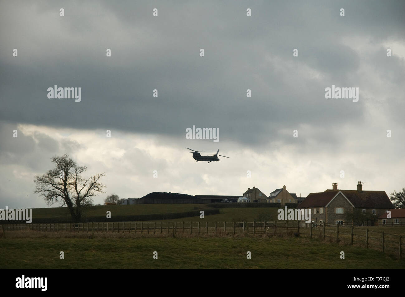 Ein Chinook-Hubschrauber in Army Training fliegen über die Landschaft von Dorset in England an einem alten Wintertag Stockfoto