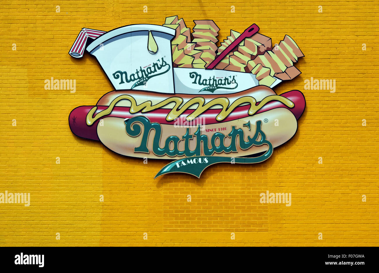 Nathans Logo an der Seite der Nathans aufbauend auf der Promenade in Coney Island, Brooklyn, New York Stockfoto