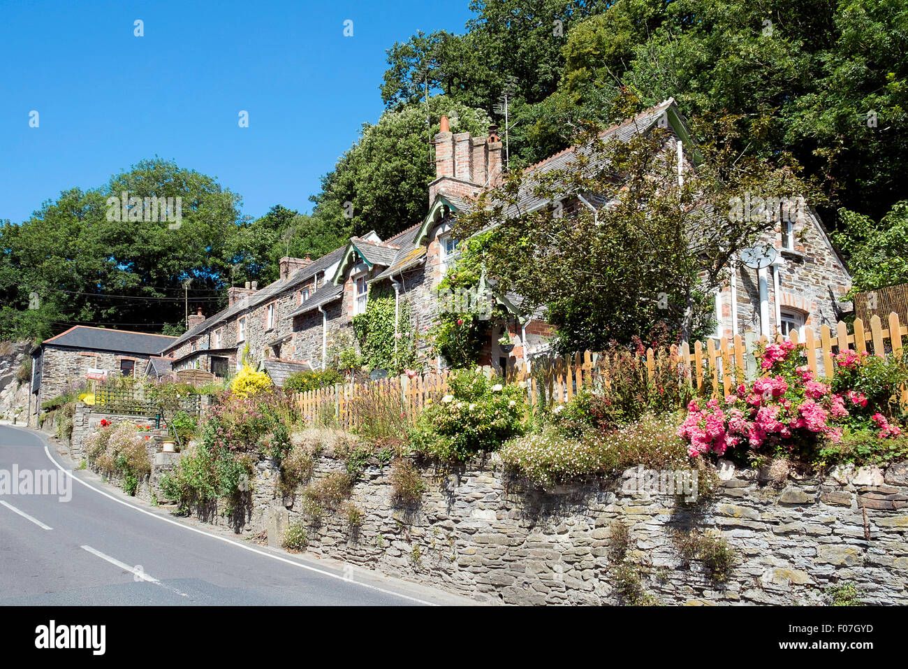 Die Hauptstraße durch das Dorf Little Petherick in Cornwall, Großbritannien Stockfoto