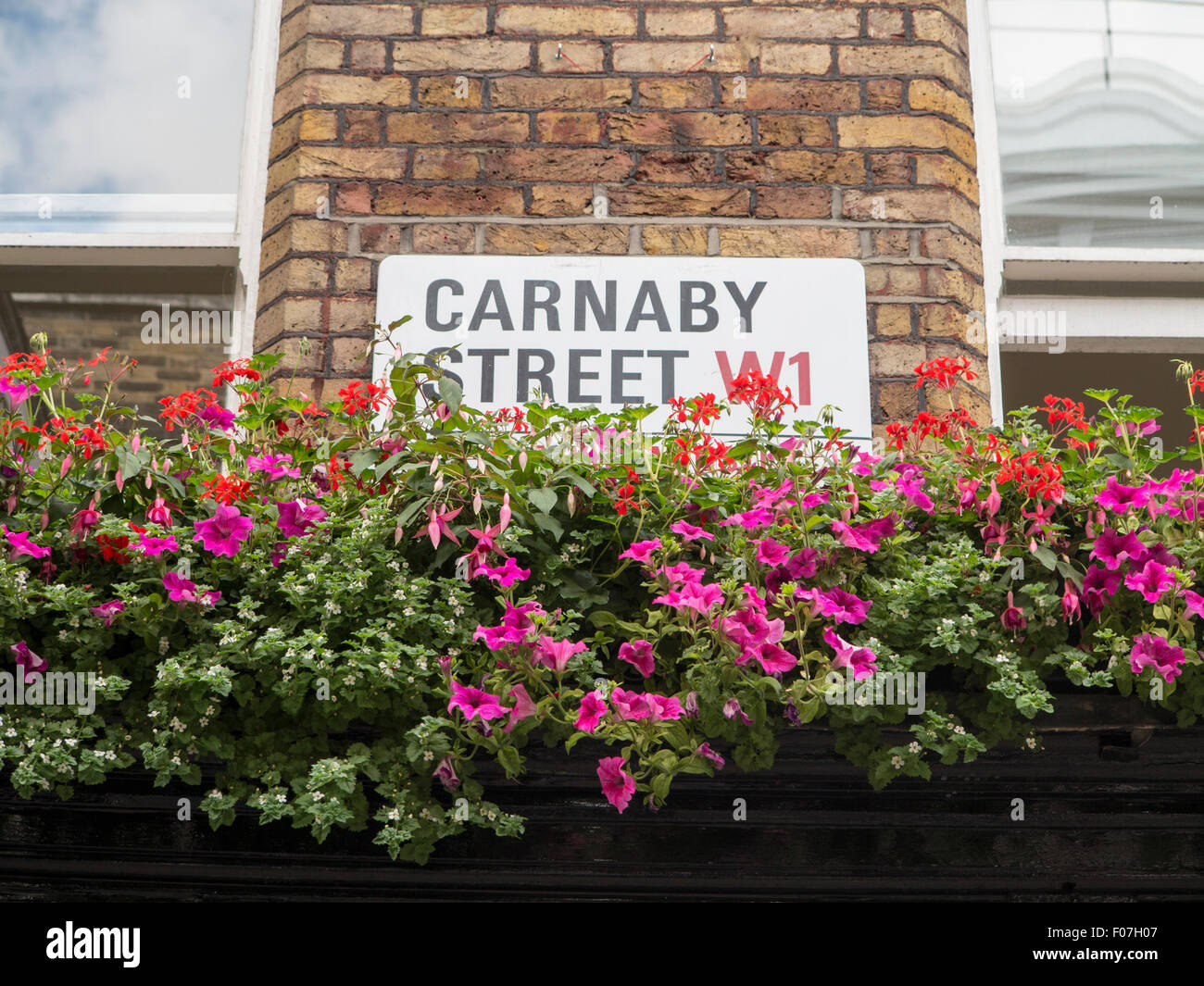 Zeichen der Carnaby Street in London mit einigen Tauben Stockfoto