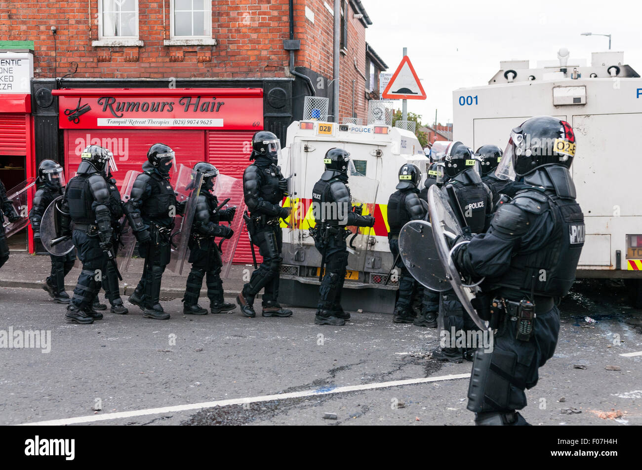 Belfast, Nordirland. 9. August 2015 - PSNI Riot Squad einziehen, Wasserkocher Randalierer Credit: Stephen Barnes/Alamy Live News Stockfoto