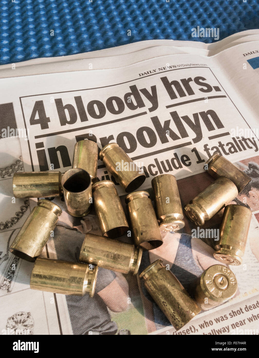 Haufen von Brass Bullet Muscheln auf Zeitung, NYC Stockfoto