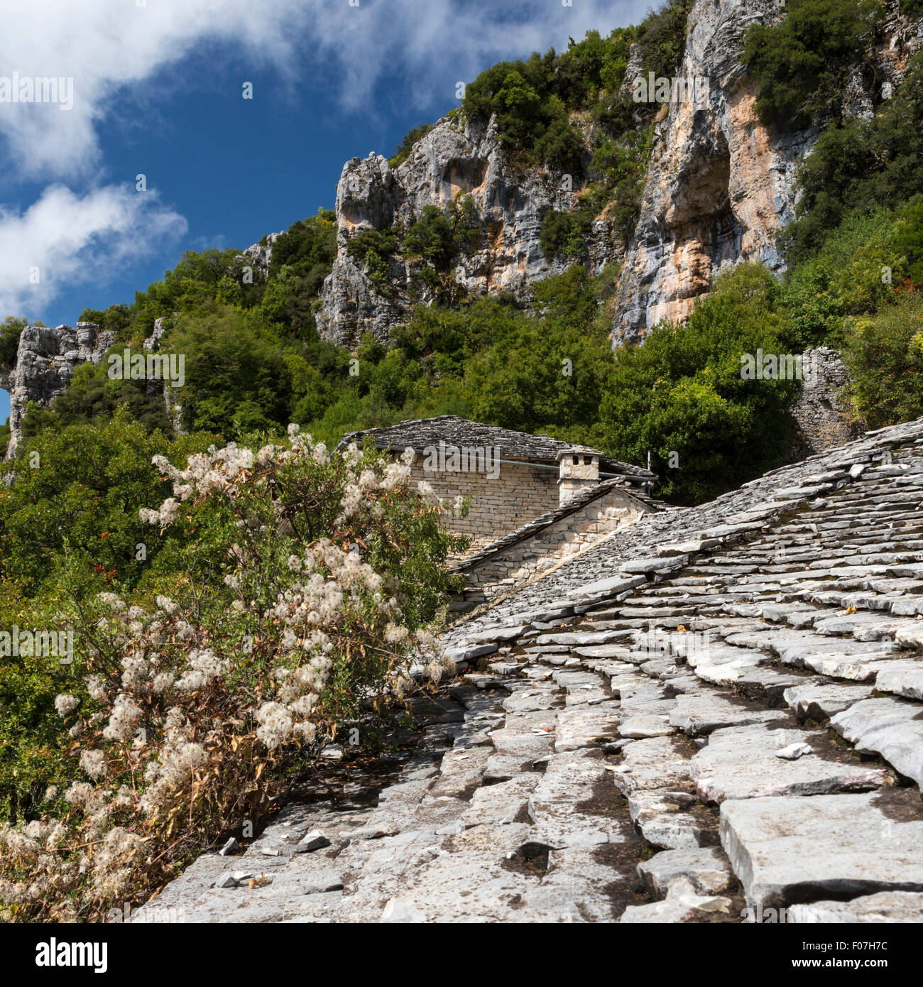 Stein-Dach des Kloster Agia Paraskevi in Monodendri, Griechenland. Monodendri gehört zu den Steindörfer Zagoria. Stockfoto