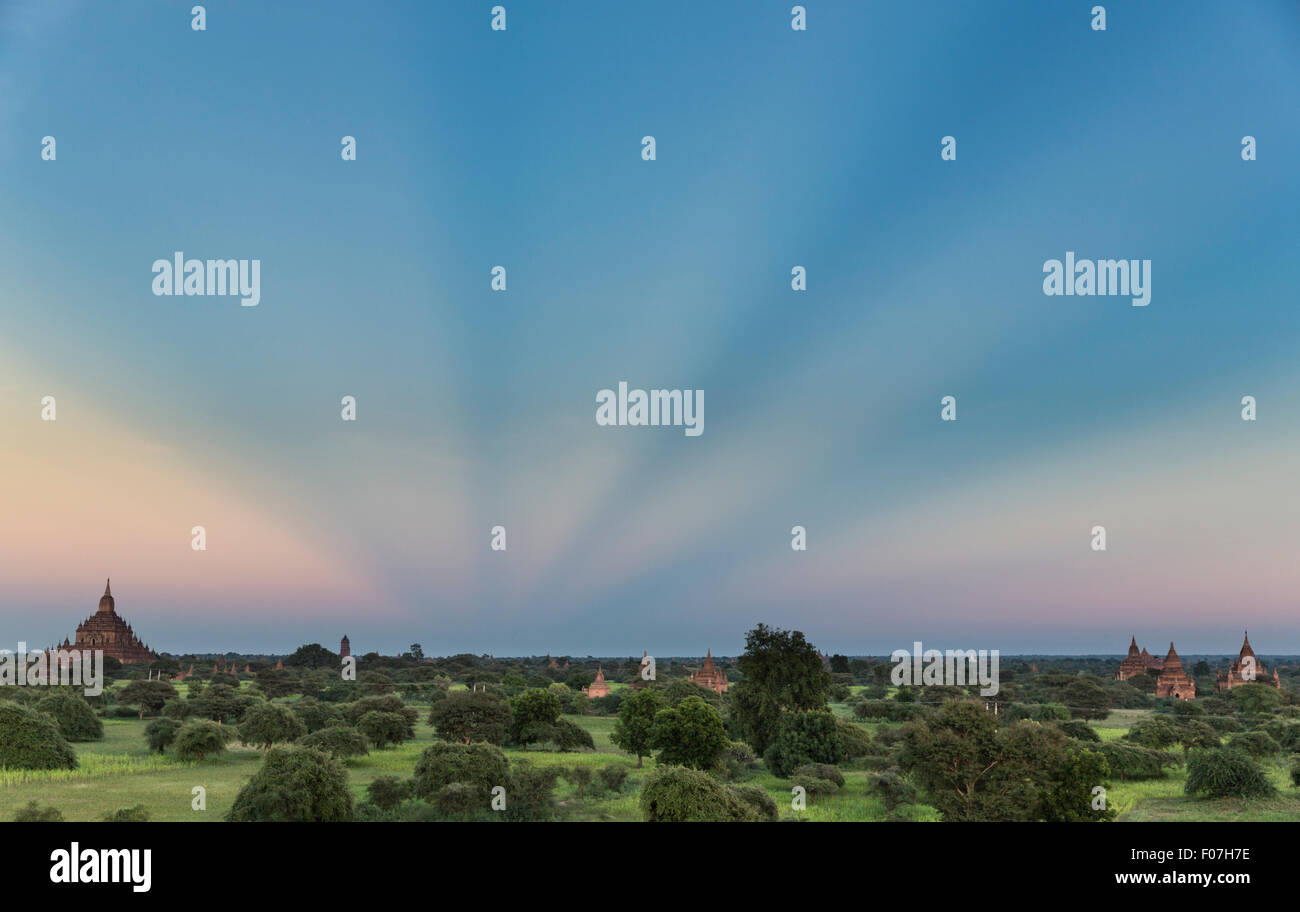 Tempel von Bagan, Myanmar mit radialen Strahlen der Einstellung Sonne Bagan, Myanmar Stockfoto
