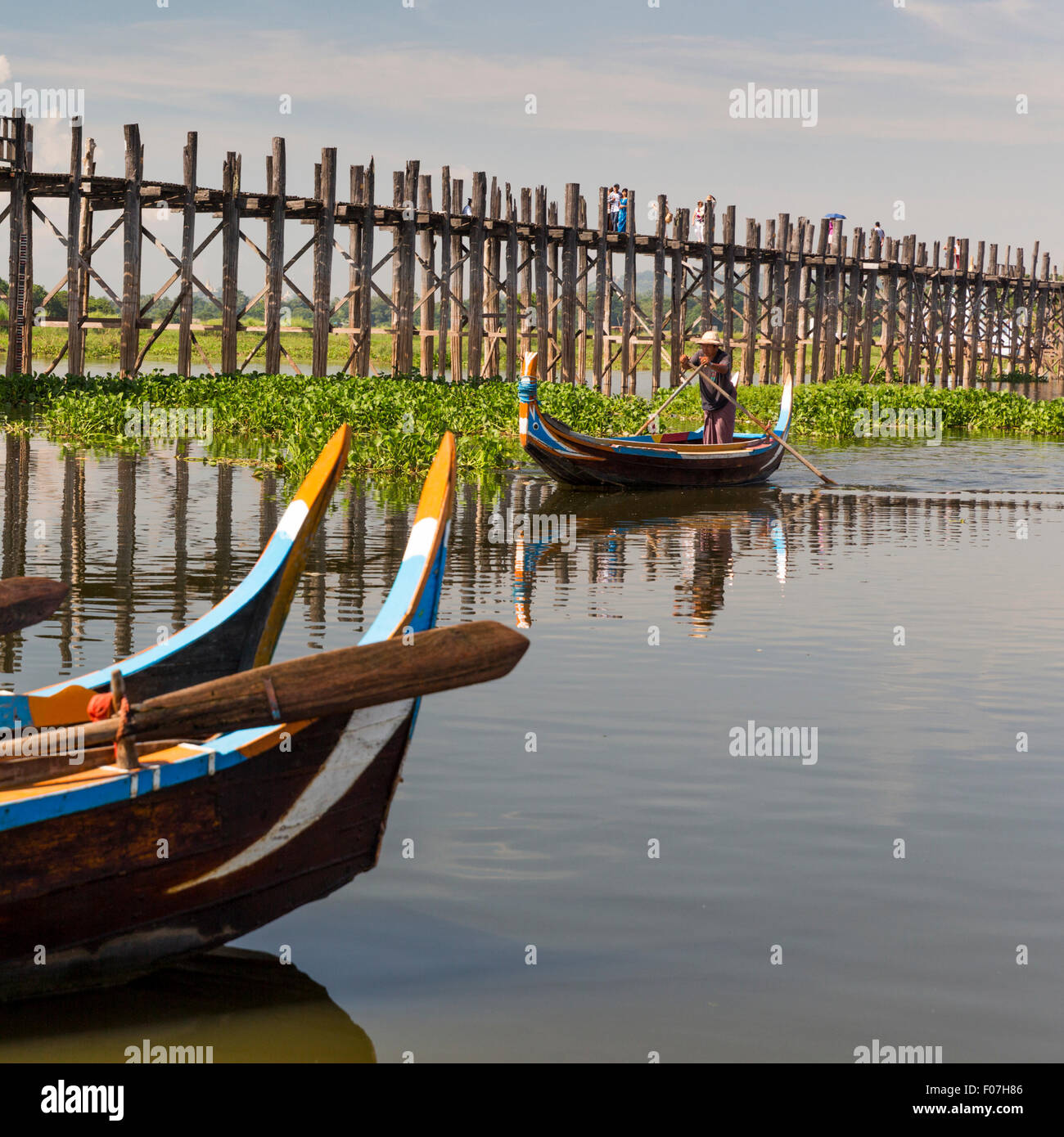 Bunten Ausflugsboote vor U Bein Brücke in Amarapura, Myanmar Stockfoto