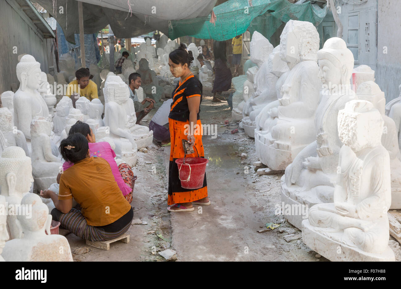 Polnische Frauen Marmor Buddha-Statuen in einer Gasse im Stadtteil Marmor Carving in Mandalay, Myanmar Stockfoto