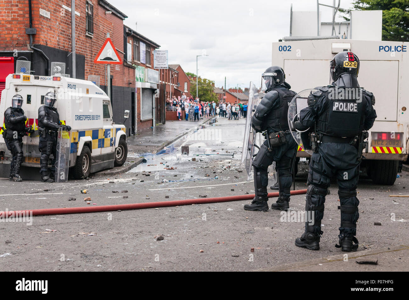 Belfast, Nordirland. 9. August 2015 - ist der Boden übersät mit Schutt nach nationalistische Jugendliche, einige als Young als 8, werfen Ziegelsteine, Farbe, Flaschen und Benzin Bomben auf PSNI nach einer Anti-Internierung-Rallye. Bildnachweis: Stephen Barnes/Alamy Live-Nachrichten Stockfoto