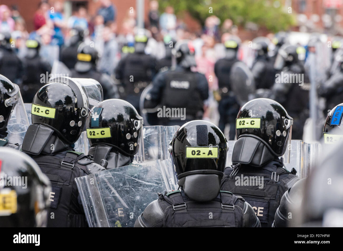 Belfast, Nordirland. 9. August 2015 - PSNI Riot Squad einziehen, Wasserkocher Randalierer Credit: Stephen Barnes/Alamy Live News Stockfoto