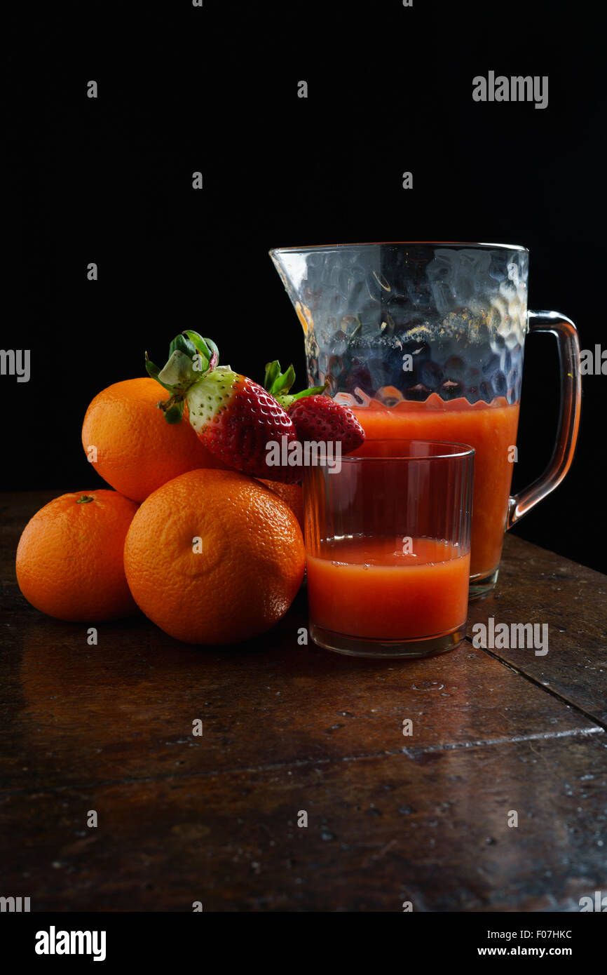 Saft, orange Fruchtsaft auf einem Tisch, Studio Foto Stockfoto
