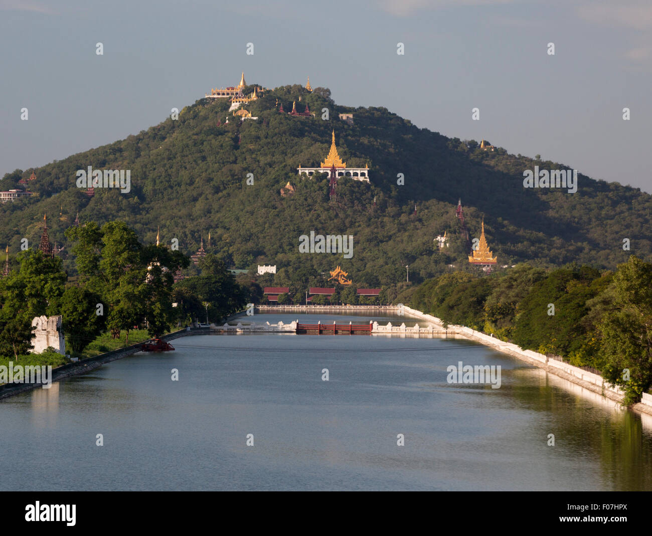 Pagoden auf Mandalay Hügel mit Mandalay Palast Wassergraben unten Stockfoto