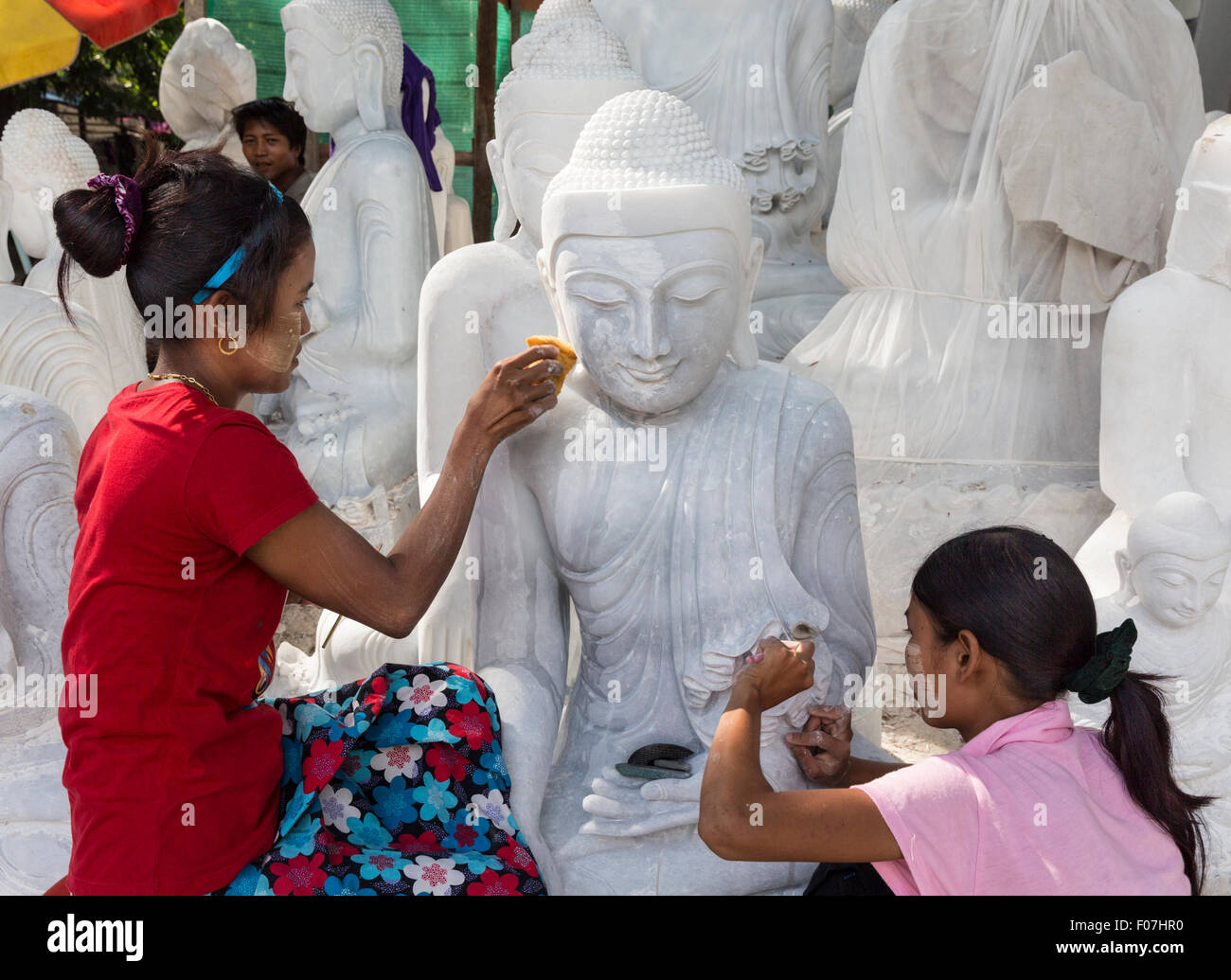 Frauen polnische weiße Marmor Buddha-Statuen in einer Gasse in den Marmor schnitzen Bezirk Mandalay Stockfoto