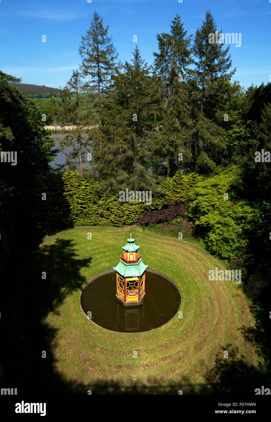 Japanisches Teehaus in einen natürlichen Dell, neben dem Fluss Suir, Mount Congreve Gardens, in der Nähe von Kilmeaden, Grafschaft Waterford, Irland Stockfoto