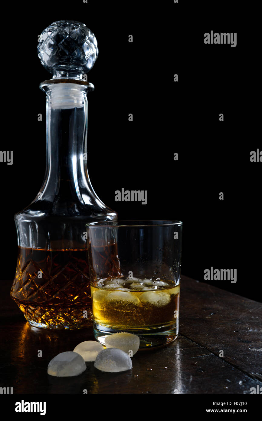 Whisky, Scotch Barboun, irischer Whiskey in einer Flasche mit Glas und Eiswürfeln Stockfoto