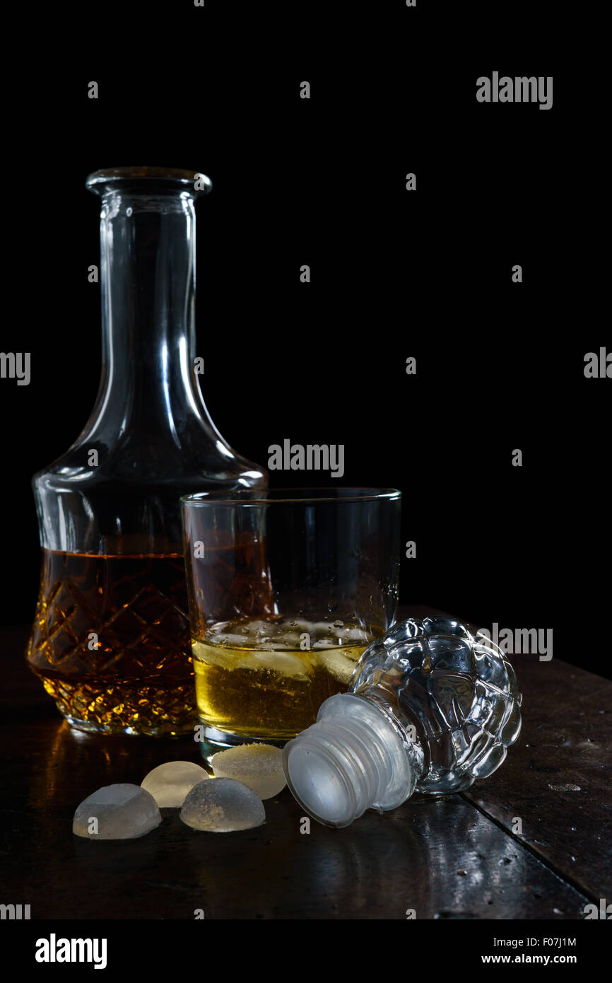 Whisky, Scotch Barboun, irischer Whiskey in einer Flasche mit Glas und Eiswürfeln Stockfoto