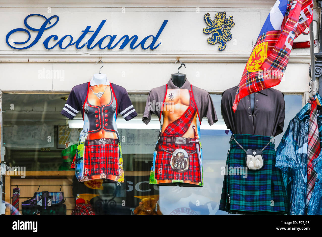 Außerhalb gestylt Displays von Tartan Kochen Schürzen, Kilts und schottischen Fahnen, Edinburgh, Scotland, UK Stockfoto