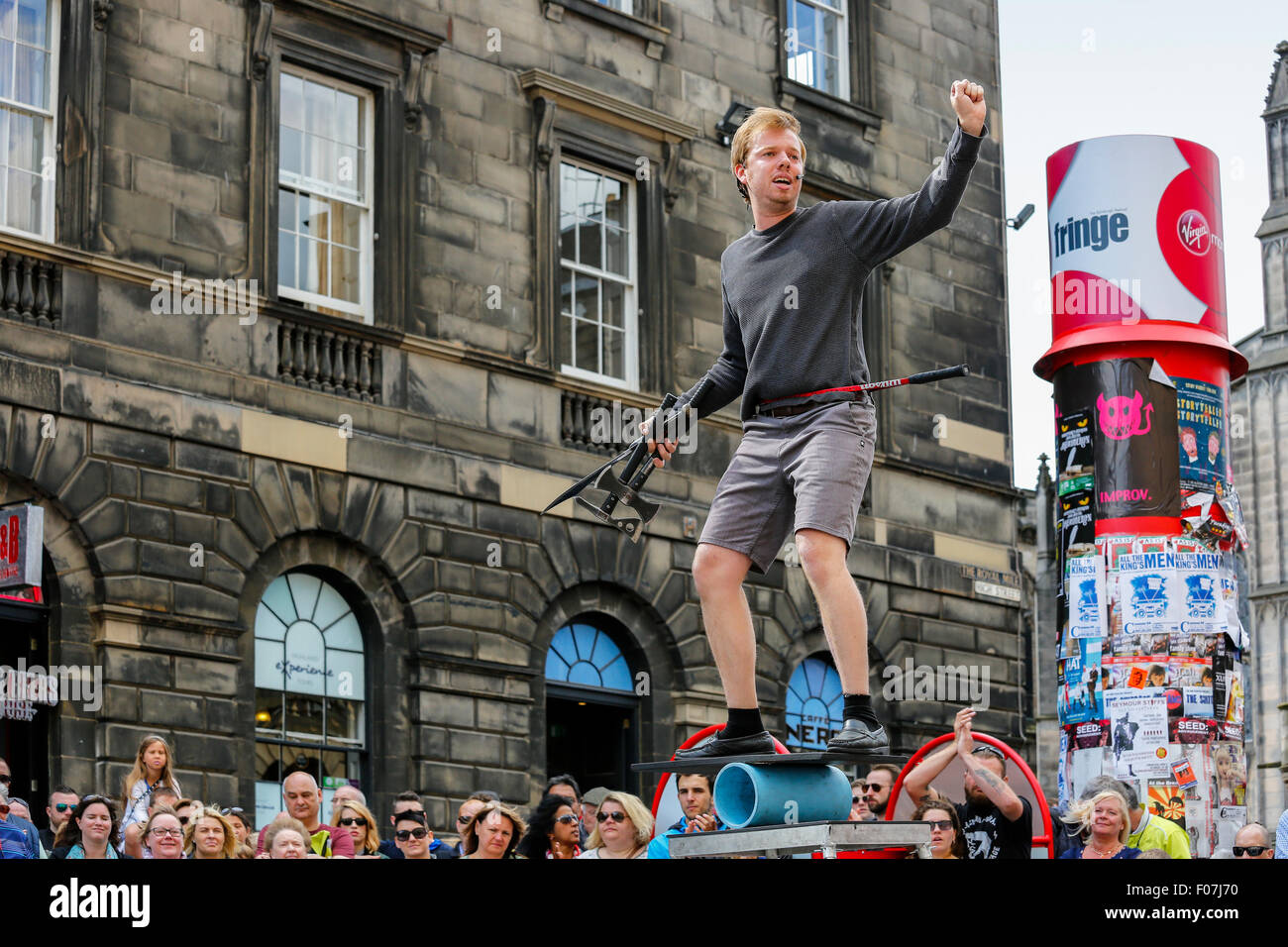 Daniel Zindler aus Kanada eine Jonglage und Spagat in der Royal Mile, Edinburgh während des Edinburgh Fringe Festival Stockfoto