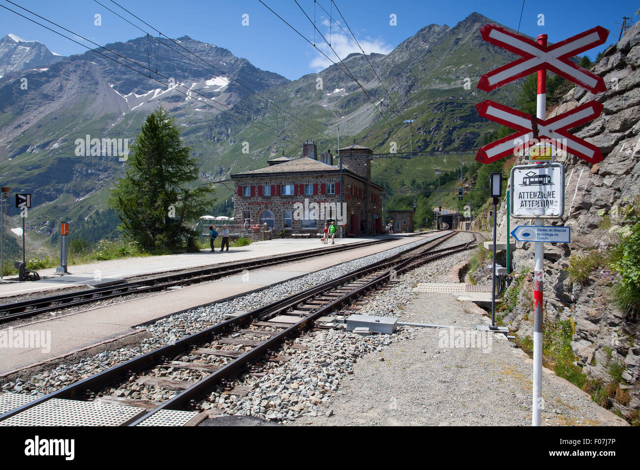 Alp Grum, Schweiz - Juli 7,2015: Alp Grum Bahnhof befindet sich auf der Berninabahn zwischen Pontresina in der Dose Stockfoto