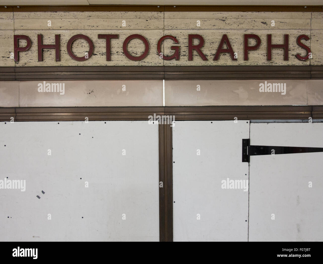 Ein altes Schild bietet Fotos aus den 1950er oder 1960er Jahren unterirdische im Piccadilly-u-Bahnstation Stockfoto