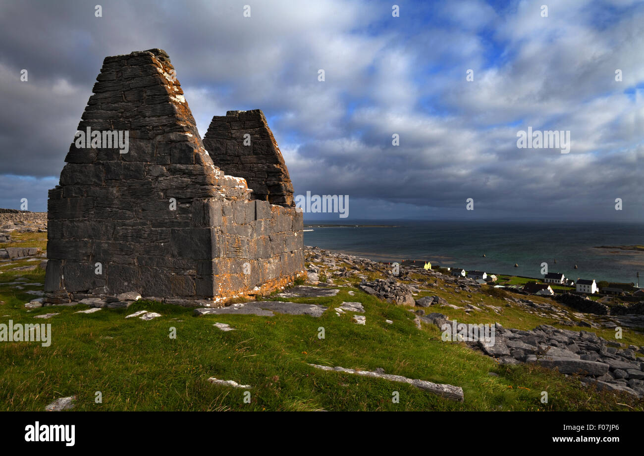 11. Jahrhundert Teampall Bheanain Einsiedler Oratorium, kleinste Kirche in Irland, Inishmore, die Araninseln, Co. Galway, Irland Stockfoto