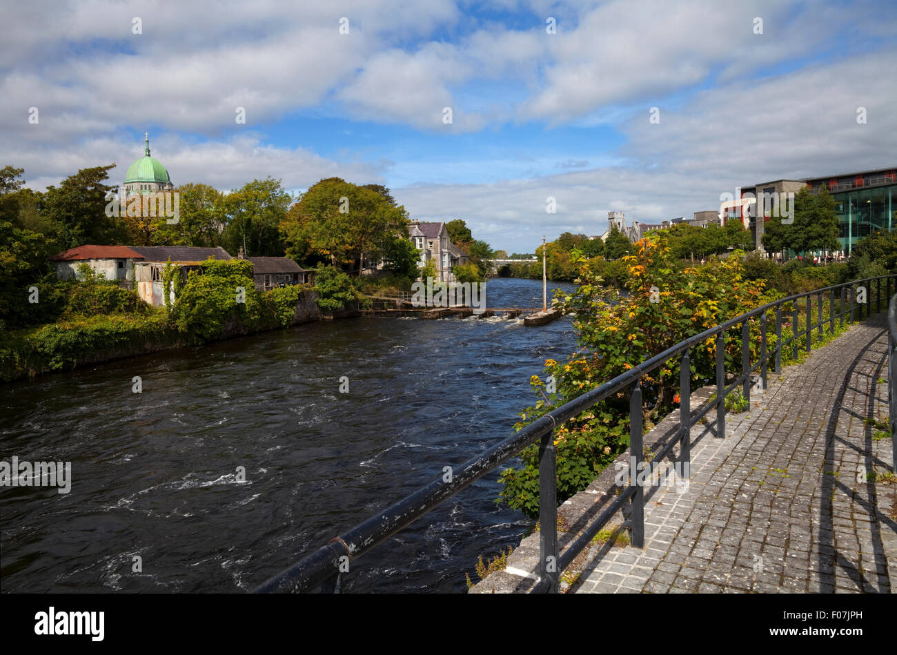 Die Corrib Spaziergang am Fluss Corrib, Stadt Galway, Irland
