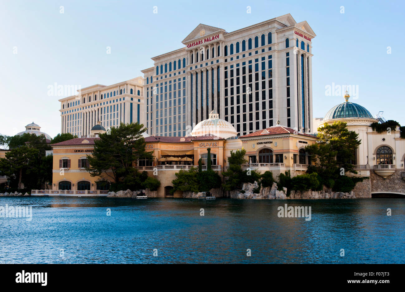 Caesars Palace Hotel & Casino außen aus The Bellagio Springbrunnen in der Abenddämmerung Stockfoto