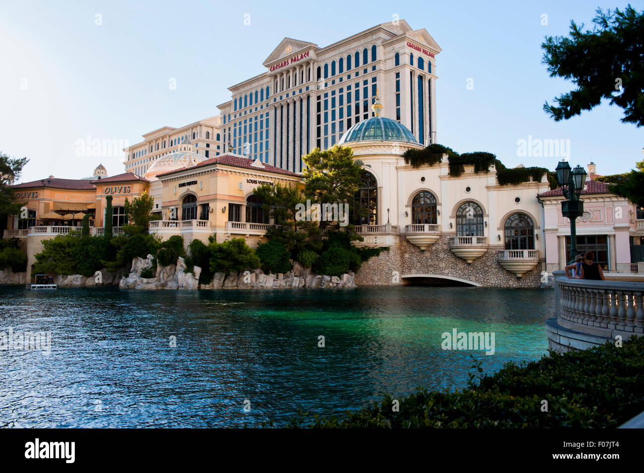 Caesars Palace Hotel & Casino Exterieur und The Bellagio in der Abenddämmerung Stockfoto
