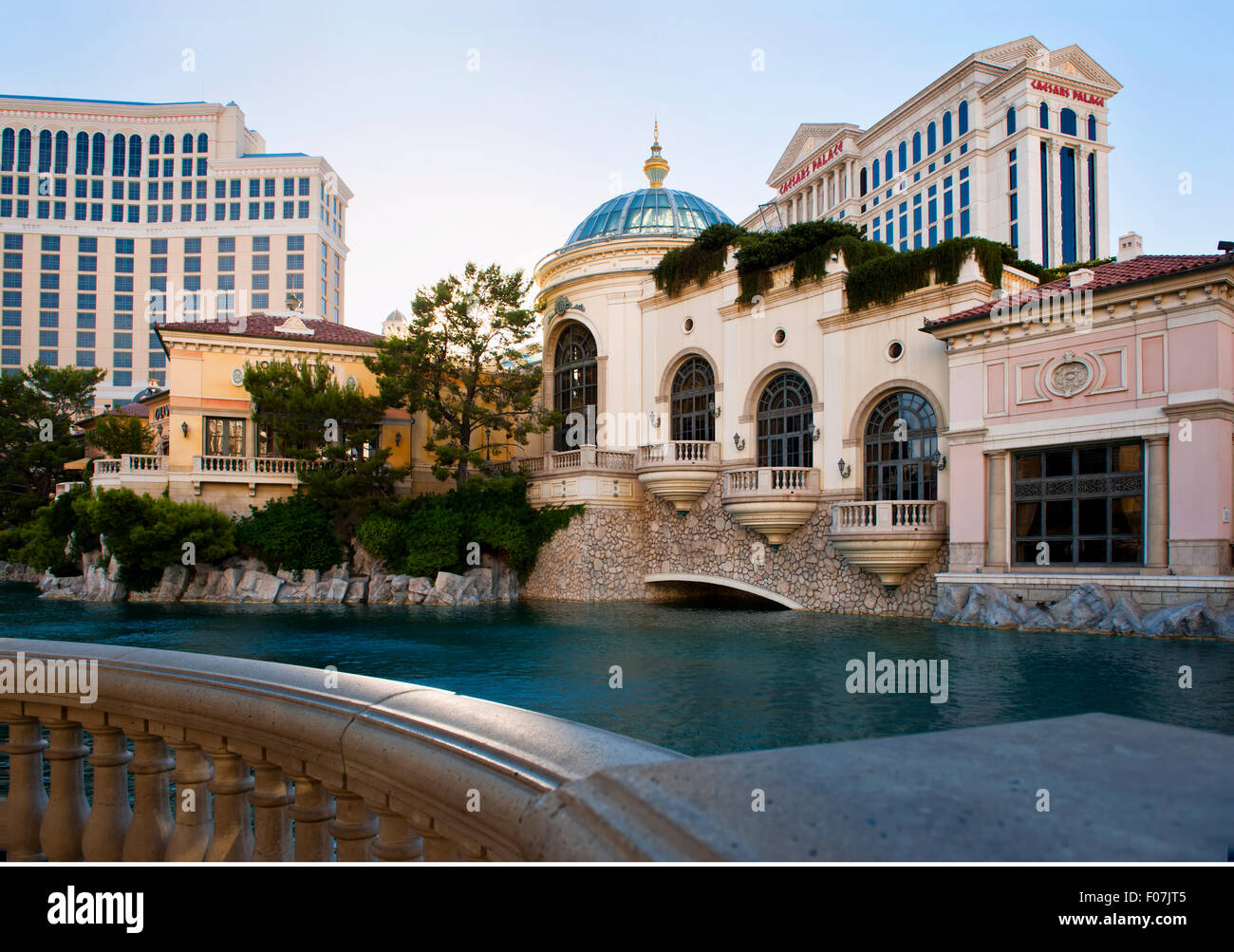 Caesars Palace Hotel & Casino und The Bellagio in der Abenddämmerung Stockfoto