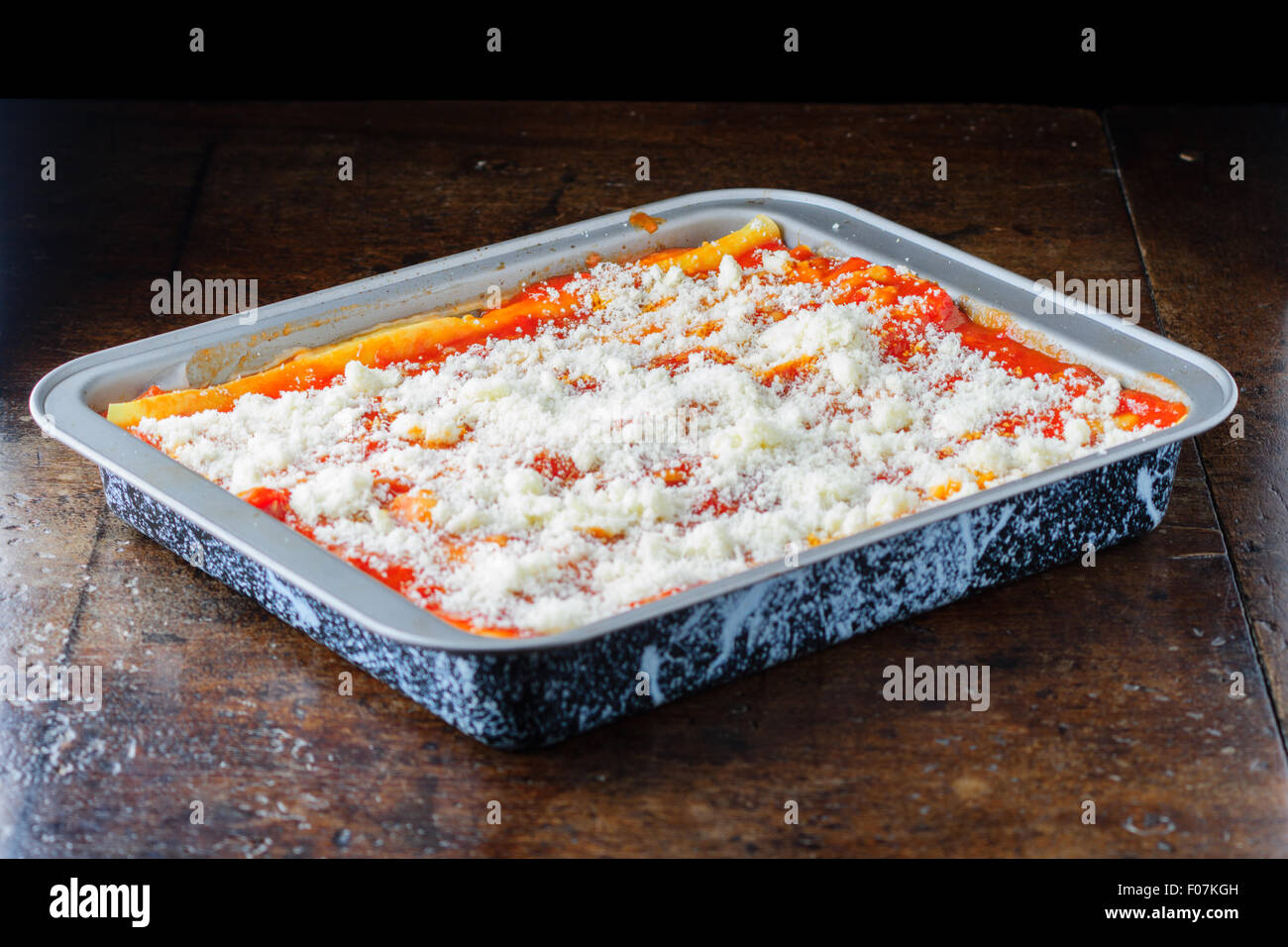 Italienische Lasagne, italienische Küche, italienische Küche in einem Topf isoliert Stockfoto