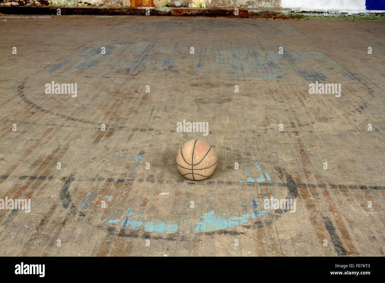 Basketball am Center court der alten Schule Gymnasium, Stockfoto