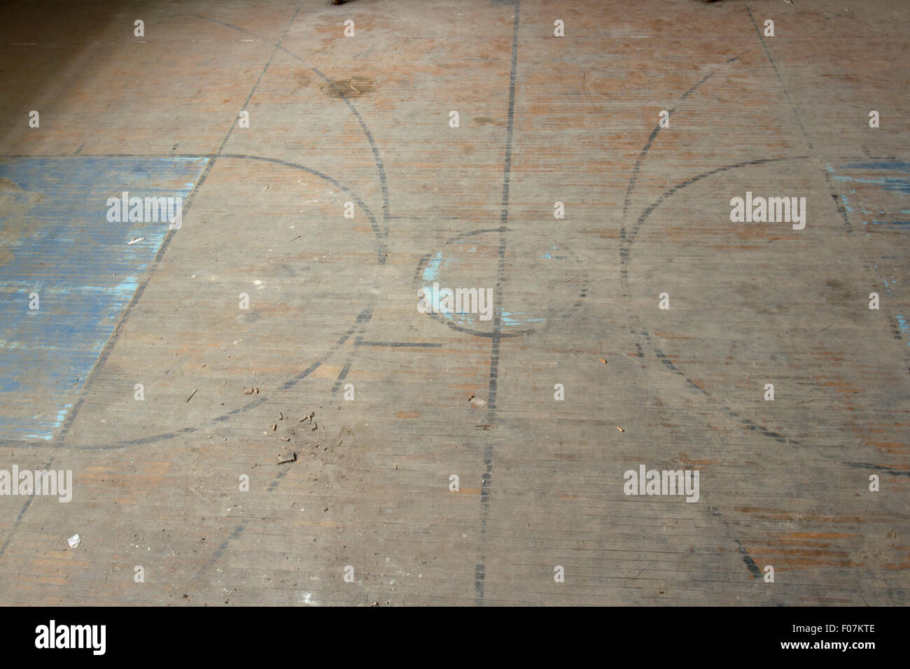 Hölzerne Court für Basketball in der alten Turnhalle. Stockfoto