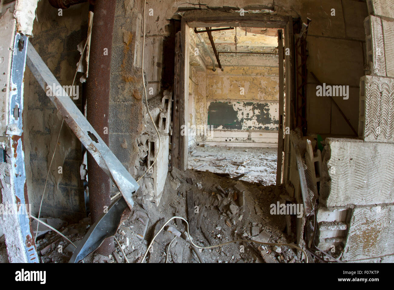 Verfallende Interieur des Schulgebäudes mit Schutt gefüllt. Stockfoto