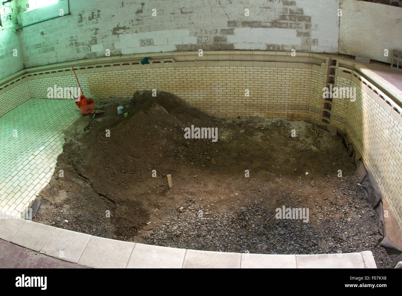 Indoor-Pool voller Schmutz für Bau, Wartung, Reparatur-Konzept. Stockfoto