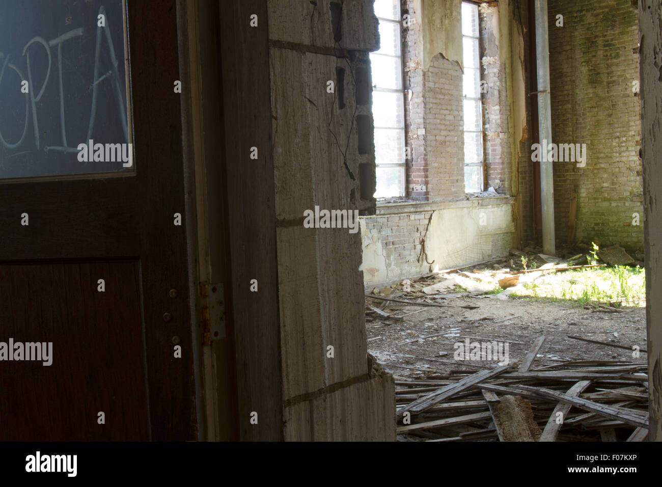 Natur Rückeroberung Stadtstruktur mit Sonnenlicht durch Fenster aufgegeben. Stockfoto