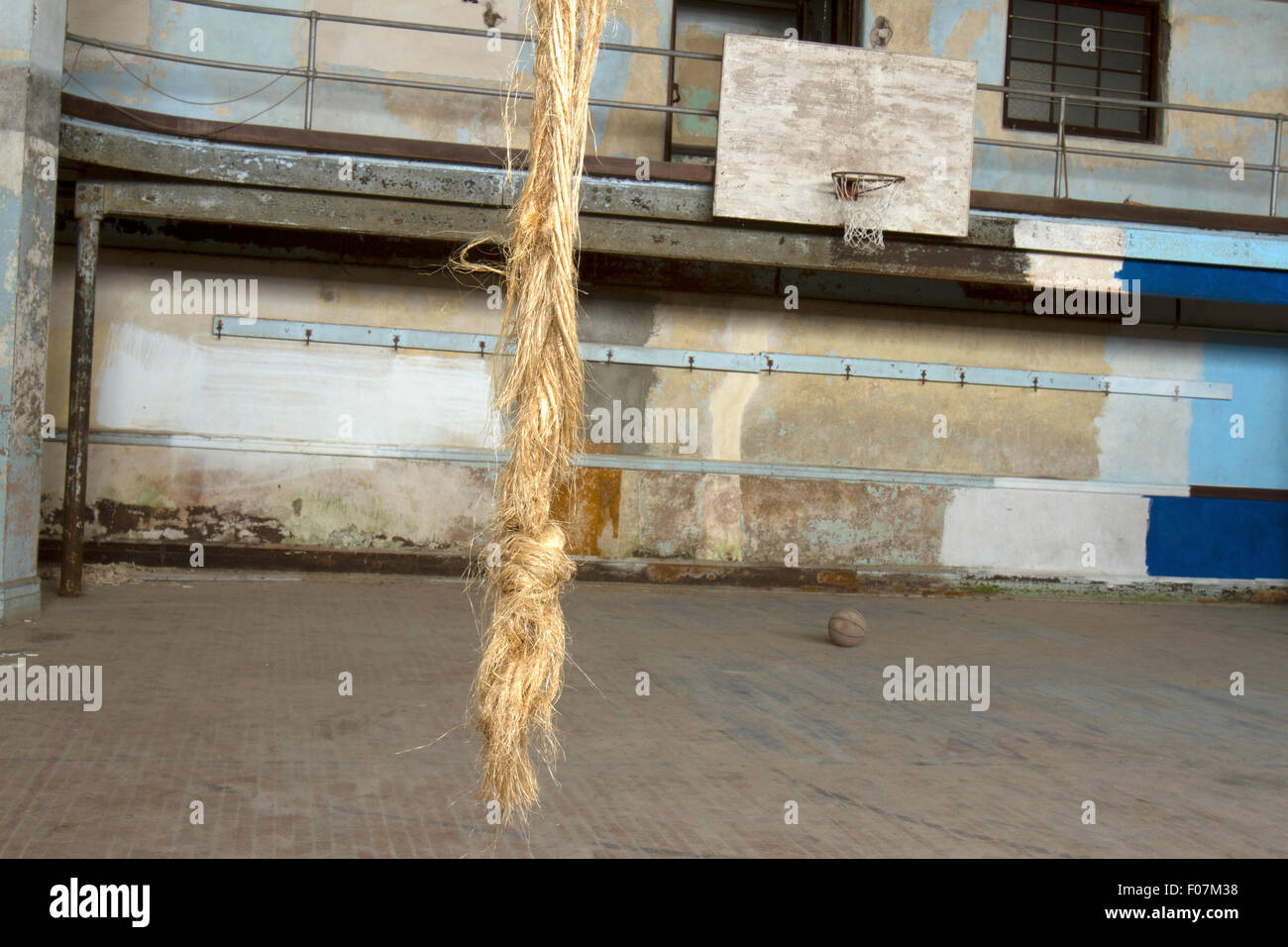 Alte Turnhalle mit Fitness Seil, Basketballplatz und Ball. Stockfoto