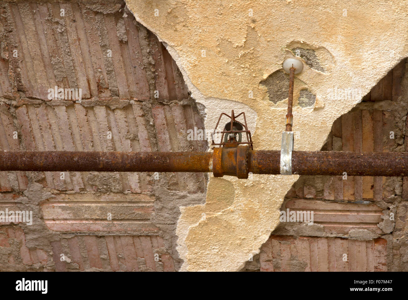 Auf alten rostigen Sprinklerkopf geleitet in Decke eines verlassenen Gebäudes. Stockfoto