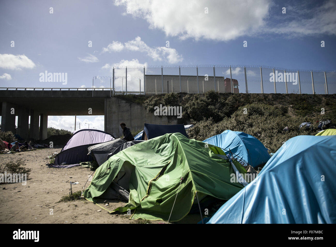 Calais. 4. August 2015. Foto aufgenommen am 4. August 2015 zeigt "Die neue Dschungel" Migranten camp in Calais, Nordfrankreich. Calais, wo die französischen Ende des Tunnels unter dem Ärmelkanal liegt, hat durch die wachsende Zustrom von Migranten vor allem aus Eritrea, Sudan, Libyen und Syrien geflohenen Krieg, Unsicherheit und Armut überschwemmt wurde. Camping in Calais-Zone, versuchen sie an Bord von LKWs und Züge nach Großbritannien in der Hoffnung auf ein besseres Leben in London zu finden. © Franck Mahe/Xinhua/Alamy Live-Nachrichten Stockfoto