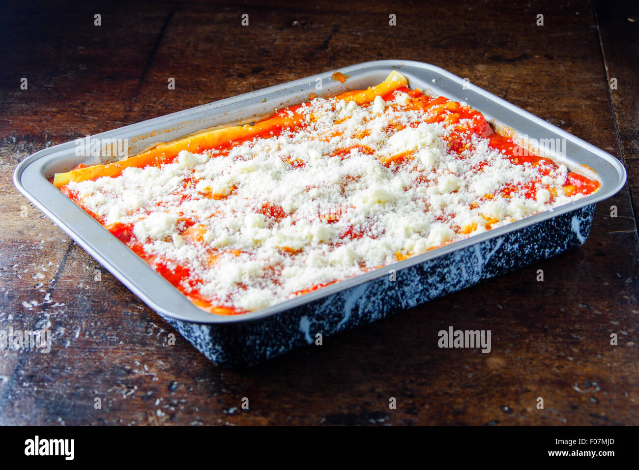 Italienische Lasagne, italienische Küche, italienische Küche in einem Topf isoliert Stockfoto