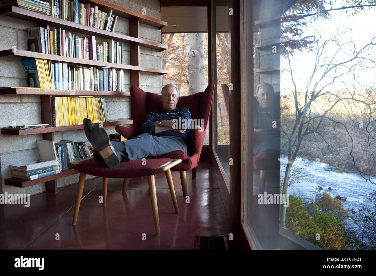 McLean, Virginia, USA. 28. Februar 2008. James V. Kimsey, Gründungsvorsitzender von America Online (AOL), fotografiert in seinem „Marden House“ auf dem Hügel mit Blick auf den Potomac River in McLean, Virginia. Auch bekannt als „Fontinalis“. Dieses Haus wurde 1952 von einem amerikanischen Architekten Frank Lloyd Wright für Luis Marden (1913-2003), Schriftsteller, Fotograf, Und Entdecker für National Geographic. Die Fertigstellung erfolgte 1959 zu Kosten von $76.000 US-Dollar, und James Kimsey erwarb sie 2000 für $2,5 Millionen US-Dollar. Stockfoto