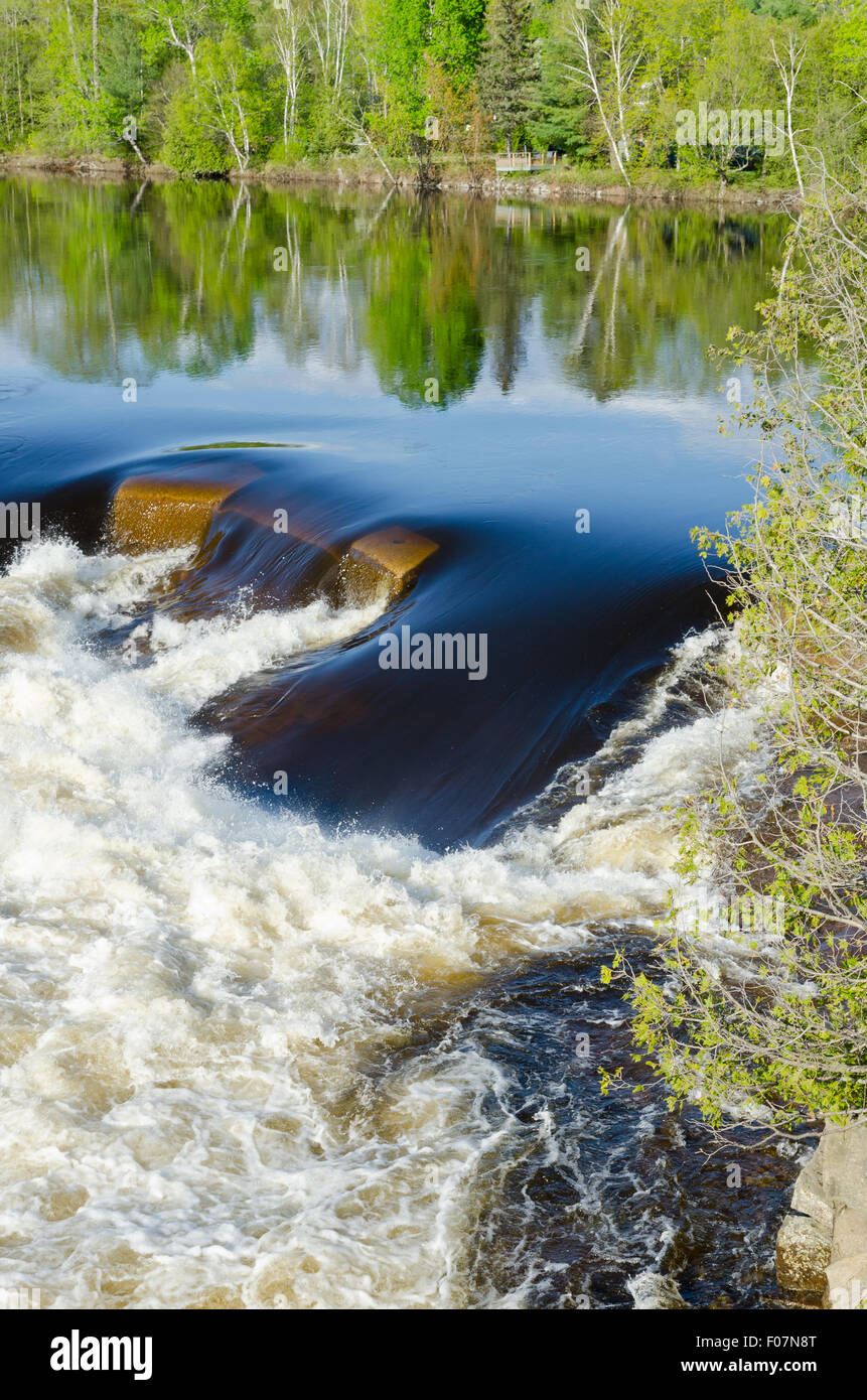 Herabstürzende Wasser über die Felsen im Fluss. Quebec Stockfoto