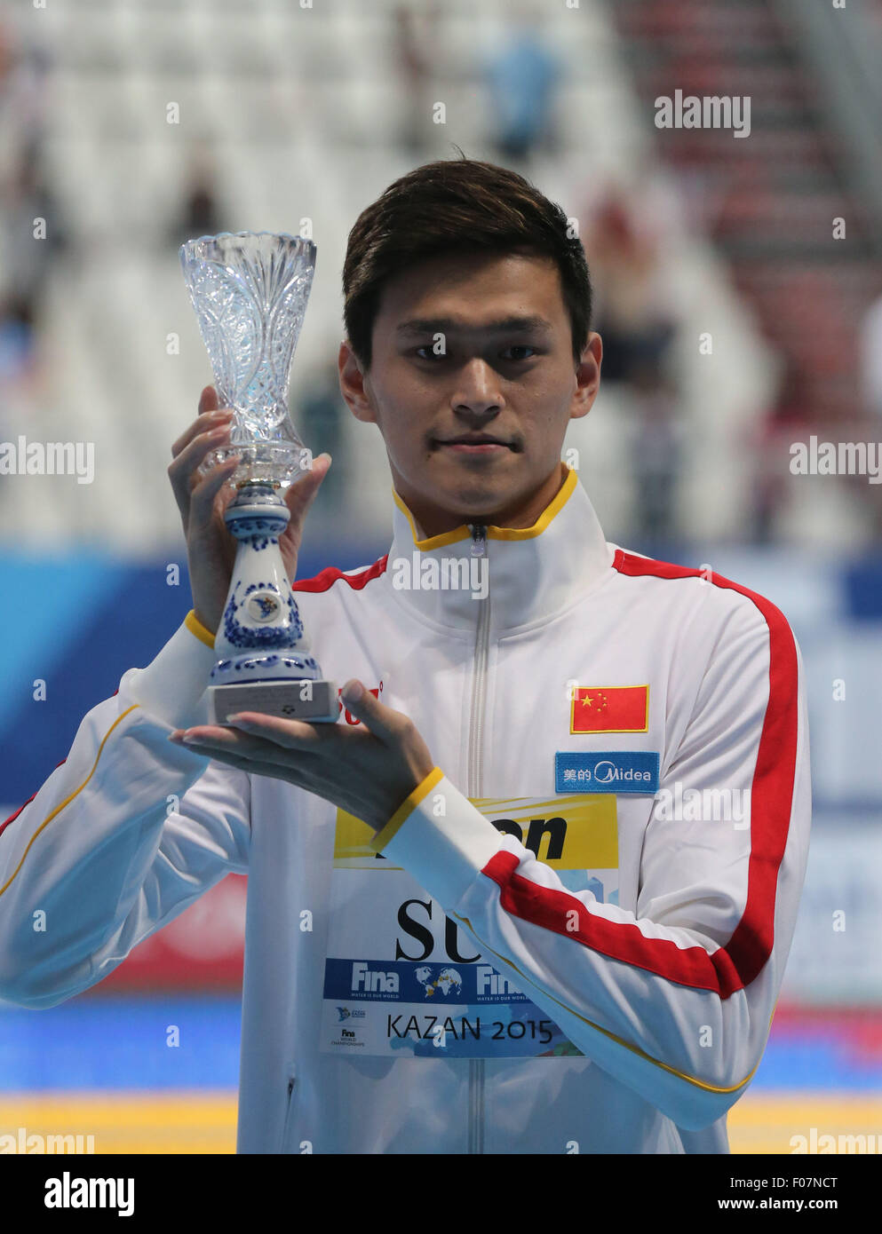 Kazan, Russland. 9. August 2015. Chinas Sun Yang stellt mit seiner Trophäe als der beste männliche Schwimmer von der FINA-Weltmeisterschaft 2015 in Kazan, Russland, 9. August 2015. © Meng Yongmin/Xinhua/Alamy Live-Nachrichten Stockfoto