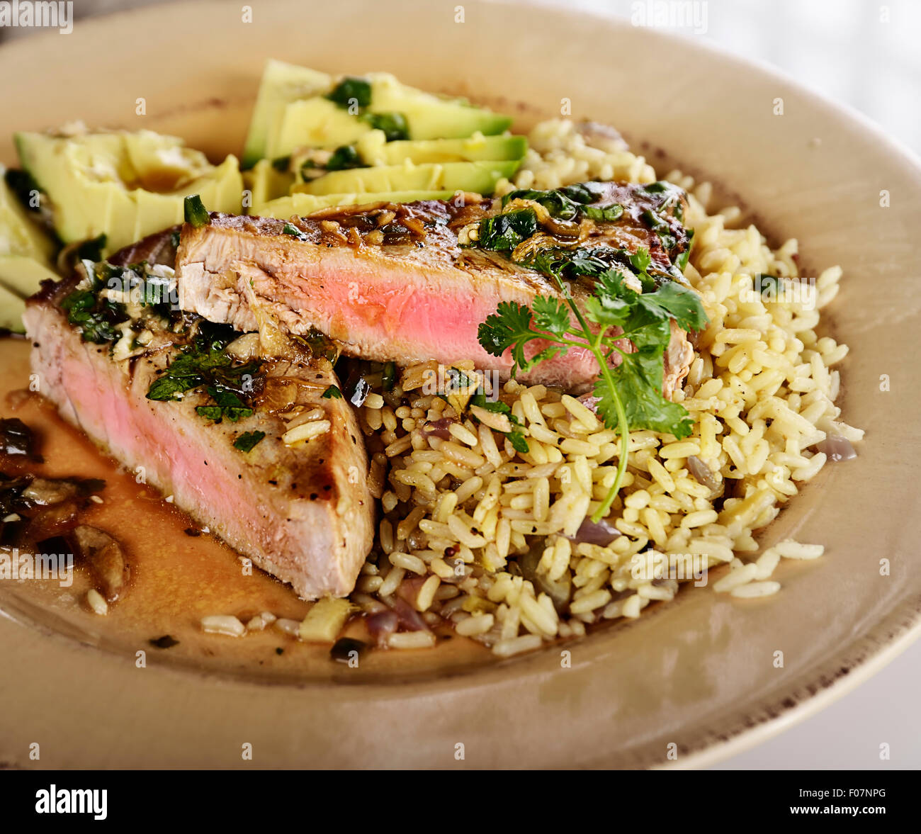 Ahi Thunfisch-Steak mit Reis und Avocado Stockfoto