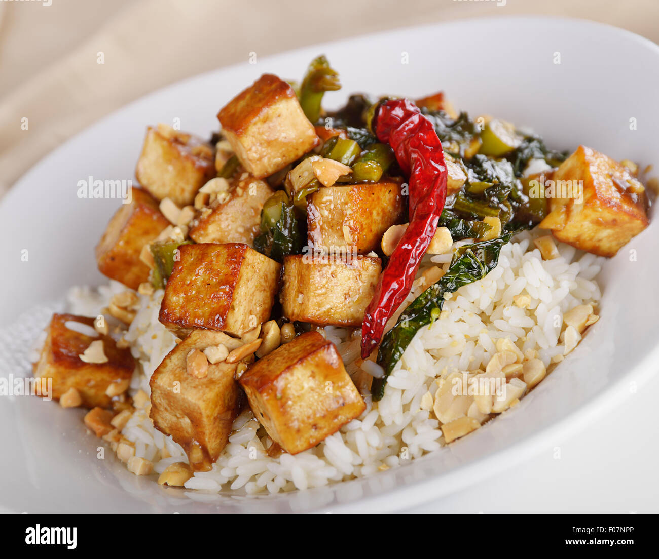 Gebratener Tofu mit chinesischen Brokkoli und Reis Stockfoto
