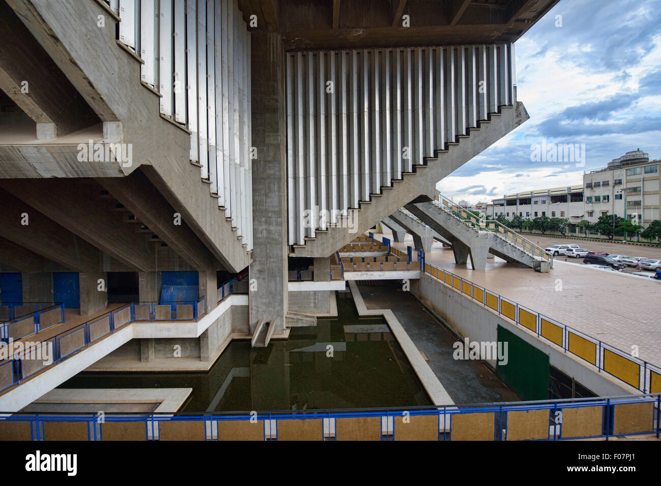 Das National Sports Complex Olympiastadion Teil Der Bewegung Neue Khmer Architektur Von 1960 Phnom Penh Kambodscha Stockfotografie Alamy