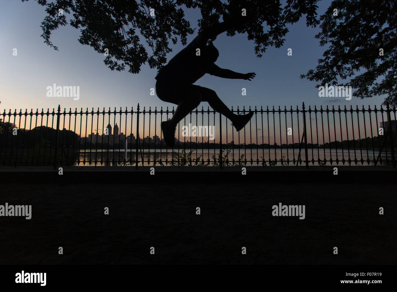 New York, USA. 9. August 2015. Ein Mann springt, während er im Central Park in Manhattan Borough, New York, Vereinigte Staaten von Amerika, 9. August 2015 läuft. © Li Muzi/Xinhua/Alamy Live-Nachrichten Stockfoto