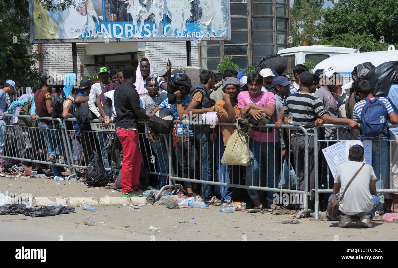 Presevo, Serbien. 4. August 2015. Flüchtlinge stehen vor einer so genannten "Auffanglager" für Migranten an der mazedonischen Grenze in Presevo, Serbien, 4. August 2015. Hier ihre Details sollen getroffen werden und sie sollen medizinischen Behandlung zu erhalten. Foto: THOMAS BREY, DPA/Alamy Live-Nachrichten Stockfoto