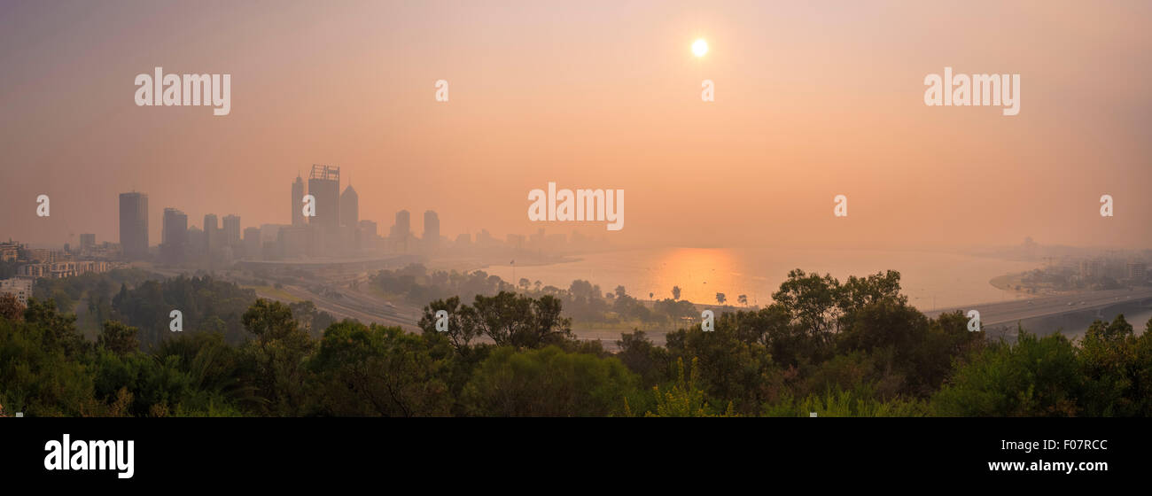 Dichter Nebel und Dunst über Perth und den Swan River in den frühen Morgenstunden. Western Australia, Australia Stockfoto