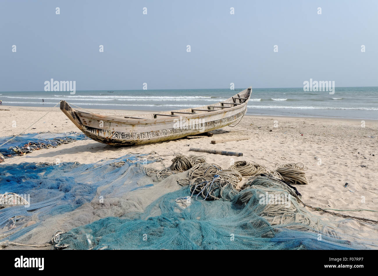 ACCARA, GHANA - 18. Januar 2014: Fischerboot Arm und Netze im ländlichen Fischerdorf am Meer Sand.  1957 wurde Ghana Stockfoto