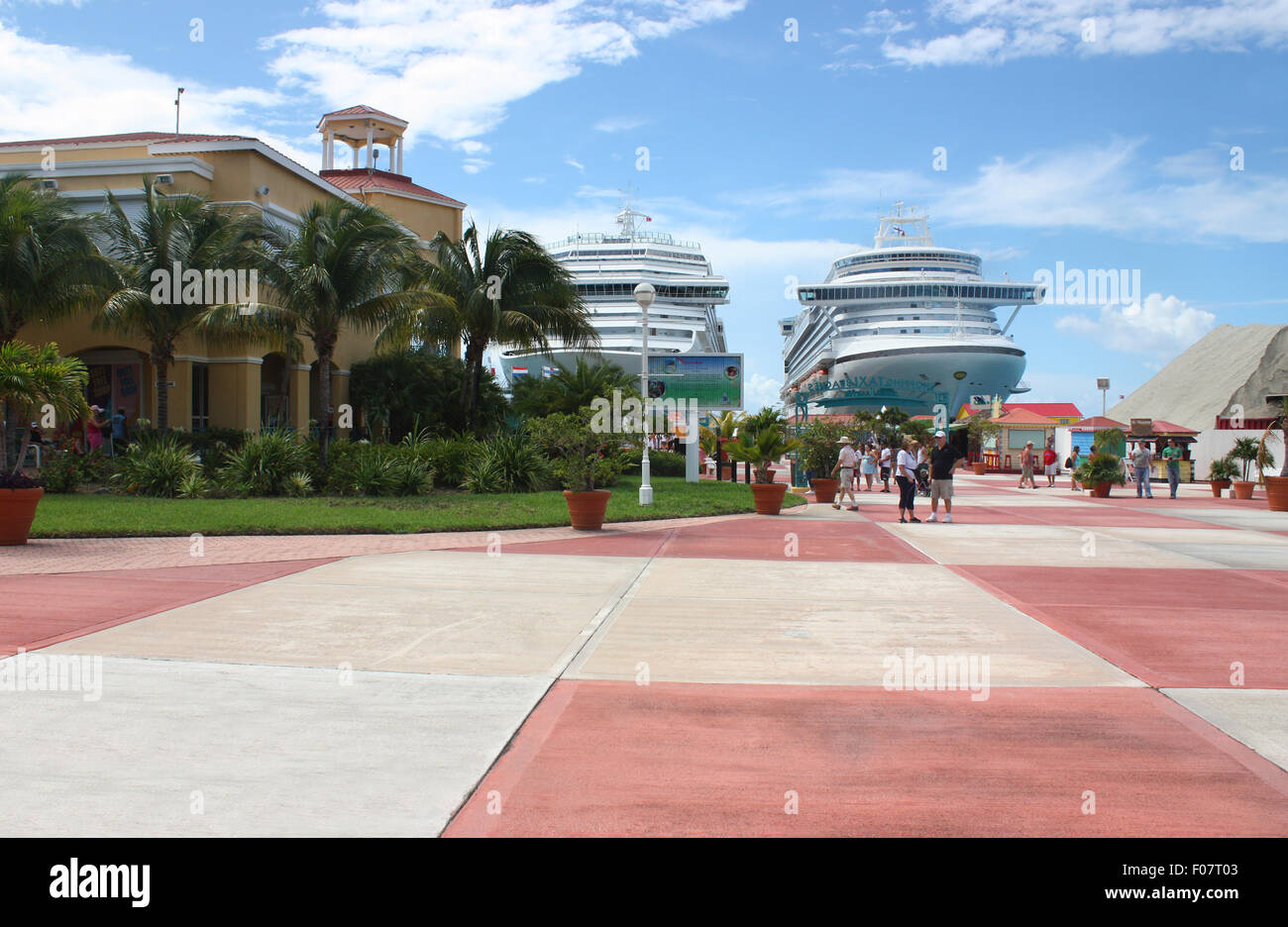 Große Kreuzfahrtschiffe in der Nähe von Saint Maarten Insel Stockfoto